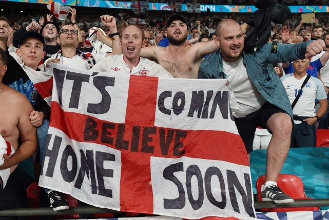 Suporter Inggris merayakan kemenangan setelah memenangkan pertandingan sepak bola semifinal UEFA EURO 2020 antara Inggris dan Denmark di Stadion Wembley di London (07/07/2021).  AFP/Paul ELLIS